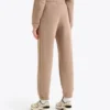 L. Pantalon Athl. Logo Pantalon de survêtement en molleton – Coupe ajustable L. Pantalon Athl. Logo Pantalon de survêtement en molleton – Coupe ajustable