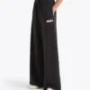 L. Pantalon Flare Athl. Logo Pantalon de survêtement à la coupe décontractée L. Pantalon Flare Athl. Logo Pantalon de survêtement à la coupe décontractée