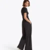 L. Pantalon Flare Athl. Logo Pantalon de survêtement à la coupe décontractée L. Pantalon Flare Athl. Logo Pantalon de survêtement à la coupe décontractée