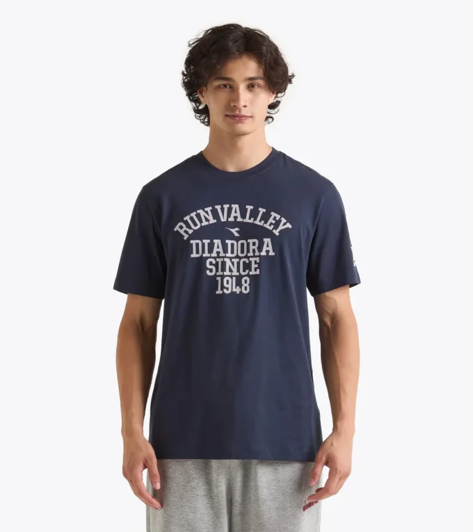 T-shirt Ss Run Valley T-shirt inspiré du style universitaire – Run Valley T-shirt Ss Run Valley T-shirt inspiré du style universitaire – Run Valley